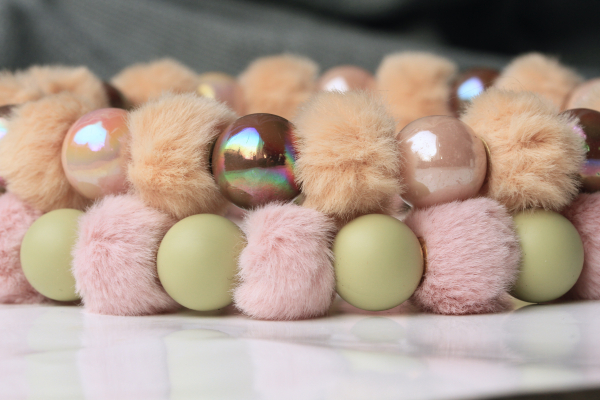 Perlenkette für Hunde: Plüsch Halskette mit Silikon Perlen als Luxus Variante